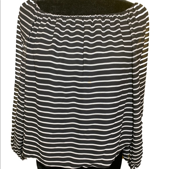 💥2 for $20💥Vince Camuto sheer striped blouse 🔥 - Picture 1 of 3